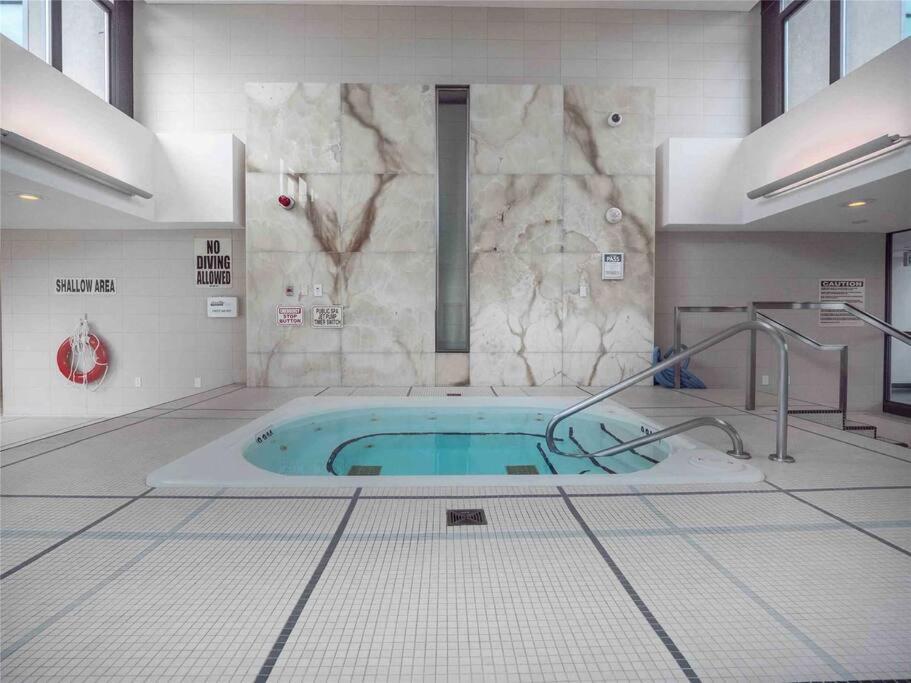 Lakeview Condo In Downtown With Free Parking. Toronto Eksteriør billede